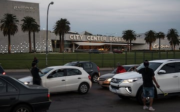 Hombres que limpian los parabrisas en bulevar Orono en Rosario, Santa Fe. 