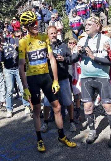 Froome se baja de la bicicleta y recorre parte del Tour a pie