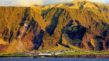 Tristán de Acuña, la isla habitada más aislada del mundo: una semana para llegar, TV local y un solo bar para todos