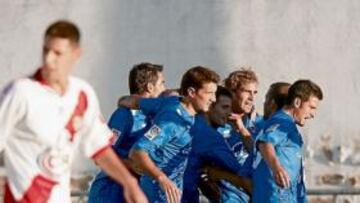 <b>VICTORIA POR LA MÍNIMA. </b>Los jugadores del Numancia celebran el único gol del partido, conseguido por Boris.