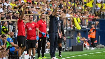 VILLARREAL (CASTELLÓN) 17/09/2023.- El entrenador del Almería, Vicente Moreno, durante el partido correspondiente a la jornada 5 de LaLiga que enfrenta al Villarreal y UD Almería este domingo en el estadio de La Cerámica (Villarreal). EFE/ Andreu Esteban
