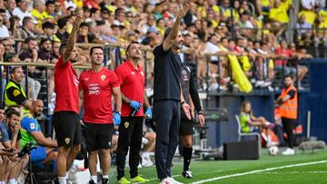 VILLARREAL (CASTELLÓN) 17/09/2023.- El entrenador del Almería, Vicente Moreno, durante el partido correspondiente a la jornada 5 de LaLiga que enfrenta al Villarreal y UD Almería este domingo en el estadio de La Cerámica (Villarreal). EFE/ Andreu Esteban
