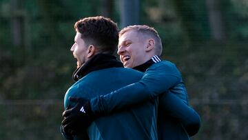 Jorginho y Oleksandr Zinchenko, jugadores del Arsenal, bromean durante una sesión de entrenamiento.