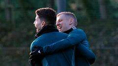 Jorginho y Oleksandr Zinchenko, jugadores del Arsenal, bromean durante una sesión de entrenamiento.