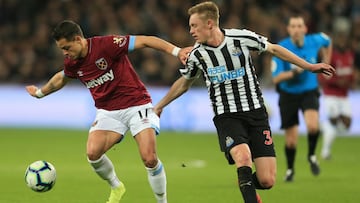 LONDON, ENGLAND - MARCH 02: Javier Hernandez of West Ham United battles for possession with Sean Longstaff of Newcastle United during the Premier League match between West Ham United and Newcastle United at London Stadium on March 02, 2019 in London, United Kingdom. (Photo by Stephen Pond/Getty Images)