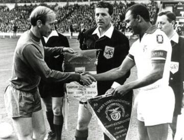 El Manchester United ganó la Copa de Europa tras imponerse en el Bernabéu por 4-1 al Benfica. Bobby Charlton marcó dos goles.
En la imagen, Charlton y Coluna.