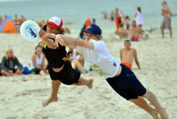 Los jugadores no pueden caminar ni correr mientras tengan el disco en las manos. El Ultimate es distinguido por su principio del "Espíritu de Juego", su alto rendimiento y la alegría del juego. El ultimate recoge elementos del fútbol, del baloncesto y del fútbol americano, sustituyendo el balón por un disco volador (frisbee). Una de sus características más llamativas es la ausencia de un árbitro, el deporte se regula por el espíritu deportivo de cada jugador y equipo. Sus orígenes se remontan al ámbito universitario estadounidense de los años 60, introduciéndose en Europa a principios de los años 80. A nivel mundial se estima que hay unos 300 000 jugadores distribuidos en aproximadamente 5000 equipos.