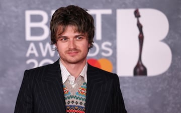 Joe Keery posa en la alfombra de los Brit Awards 2025.