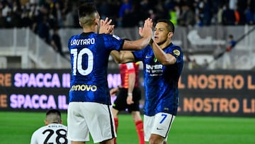 Inter Milan's Chilean forward Alexis Sanchez celebrates with Inter Milan's Argentine forward Lautaro Martinez after scoring during the Italian Serie A football match between Spezia and Inter on April 15, 2022 at the Alberto-Picco stadium in La Spezia, Liguria. (Photo by Alberto PIZZOLI / AFP)
