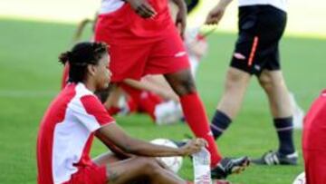 <b>ILUSIONADAS. </b>El Lyon femenino se entrenó ayer en El Coliseum.