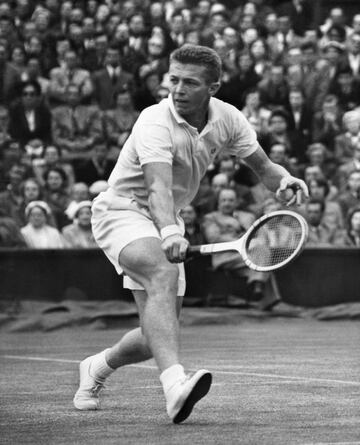 Tony Trabert falleció a los 90 años en su casa Ponte Vedra Beach (Florida) el día 3 de febrero. Fue una de las grandes figuras del tenis en la década de 1950, consiguiendo cinco títulos de Grand Slam en individuales y otros cinco en dobles. Llegó a ser el número uno del mundo en 1955 año en el que ganó tres de los cuatro majors de la temporada. Tras su retirada, fue capitán del equipo de Copa Davis de Estados Unidos, logrando dos títulos, y durante 30 años fue uno de los narradores más destacados del país en la televisión. Fue, durante once años, presidente del Salón de la Fama del Tenis Internacional. 