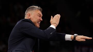 VITORIA , 19/01/2023.- El entrenador del Barça, el lituano Sarunas Jasikevicius, durante el partido de Euroliga ante el Cazoo Baskonia, que se disputa este jueves en el Fernando Buesa Arena de Vitoria. EFE/ David Aguilar