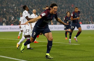 Soccer Football - Ligue 1 - Paris St Germain vs OGC Nice - Parc des Princes, Paris, France - October 27, 2017 Paris Saint-Germain’s Edinson Cavani celebrates scoring their first goal.