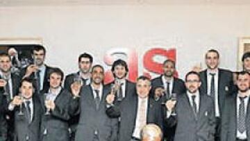 <b>UN TROFEO DE MUCHO PESO. </b>El baloncesto madridista en pleno celebró en AS lel magnífico cierre de temporada, con el trofeo de campeón de Liga ACB como testimonio.