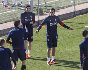 Guedes y Vezo, en un entrenamiento con el Valencia.