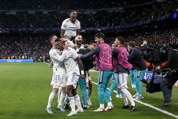 2-3. Karim Benzema celebra el segundo gol que marca en el minuto 6 de la prórroga.