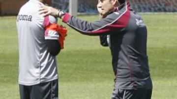 El técnico valencianista en el momento en que hablaba con el futbolista francés.