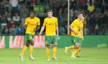 2-2. William celebr¨® el segundo gol.