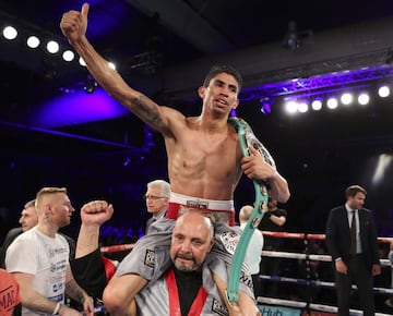 El boxeador azteca retuvo el título Supergallo el año pasado cuando derrotó a Oscar Negrete. La pelea se fue hasta las tarjetas donde los jueces vieron como ganador a Vargas. Esta pelea se llevó a cabo la misma noche que la del mexicano Juan Alejo, quien perdió la contienda. 