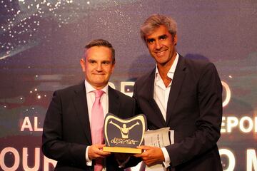 Ignacio Solana, director de Tour Universo Mujer, recibe el premio de manos de Nuno Laurentino, Secretario de Estado Portugal.