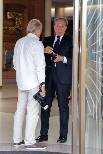 Alejandro Rubio llegando al tanatorio La Paz para despedir a María Teresa Campos.