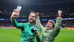 MADRID, SPAIN - MARCH 13: Jan Oblak of Atletico Madrid poses for a photo with the PlayStation Player Of The Match award alongside teammate Antoine Griezmann after the team's victory in the penalty shoot out during the UEFA Champions League 2023/24 round of 16 second leg match between Atlético Madrid and FC Internazionale at Civitas Metropolitano Stadium on March 13, 2024 in Madrid, Spain. (Photo by Angel Martinez - UEFA/UEFA via Getty Images)
PUBLICADA 14/03/24 NA MA01 5COL PORTADA
