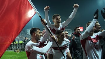 La selección turca celebra la clasificación al Mundial.