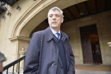 Ángel María Villar se licenció en Derecho por la universidad de Deusto. Desde 1988 preside la RFEF.