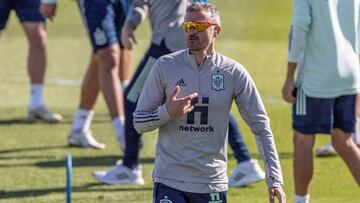 LAS ROZAS (MADRID) 06/10/2020.- El t&eacute;cnico Luis Enrique Mart&iacute;nez dirige un entrenamiento de la selecci&oacute;n espa&ntilde;ola de f&uacute;tbol en la Ciudad del F&uacute;tbol de Las Rozas, Madrid, este martes, para preparar el amistoso con Portugal. EFE/Rodrigo Jim&eacute;nez