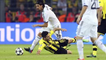 El centrocampista del Borussia Dortmund, Ilkay G&uuml;ndogan cae ante la presencia del centrocampista alem&aacute;n Sami Khedira.