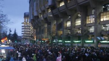 El frío y la lluvia no detuvieron a miles de aficionados que quisieron arengar al Real Madrid en su llegada al Bernabéu.