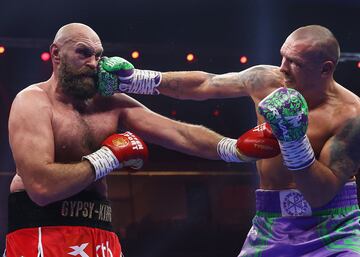 Oleksandr Usyk (23-0-0, 14 KO) y Tyson Fury (34-2-1, 24 KO) volvieron a verse las caras en la que el ucraniano salió con la mano en alto, y repitió hazaña.