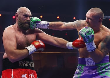 Oleksandr Usyk (23-0-0, 14 KO) y Tyson Fury (34-2-1, 24 KO) volvieron a verse las caras en la que el ucraniano salió con la mano en alto, y repitió hazaña.