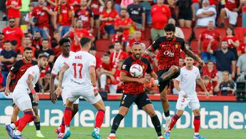 PALMA , 27/08/2024.- El centrocampista portugués del Mallorca Samu (d) realiza un control durante el partido de LaLiga entre el Mallorca y el Sevilla, este martes en el estadio de Son Moix. EFE/CATI CLADERA