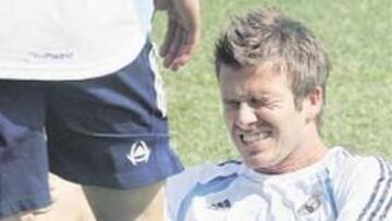 <b>DOLORIDO. </b>Beckham se retiró de la sesión tras recibir un golpe.