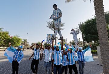 Varios grupos de ciudadanos cataríes han participado en un evento en Doha donde han apoyado a diferentes selecciones del Mundial. En la foto, en apoyo a la selección argentina. 