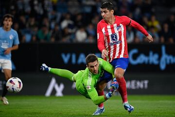 Momento del penalti de Iván Villar a Morata.