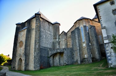 Roncesvalles es enclave fundamental para los peregrinos que vienen de Francia. Esta localidad del Pirineo navarro destaca por la Real Colegiata de Santa María, un monumento gótico del siglo XIII que fue levantado para ser el lugar de enterramiento del rey Sancho VII, el Fuerte.