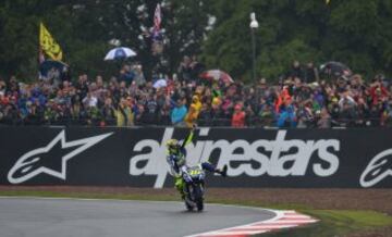 Valentino Rossi celebra su victoria con los seguidores en el circuito de Silverstone.