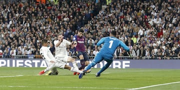 Gol 0-2 ¡¡VARANE MARCA EN PROPIA PUERTA!! ¡Buen balón de Semedo a la espalda de la defensa para Dembélé, se interna en el área y el central, en el segundo palo, se acaba metiendo el balón en su meta en su intento de despeje ante Suárez!