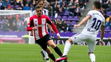 GRAF3621. VALLADOLID, 08/03/2020.- El delantero Íñigo Córdoba (i) del Athletic de Bilbao disputa el balón con el centrocampista Óscar Plano (d) del Real Valladolid, durante el partido correspondiente a la jornada 27 de L