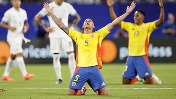 Charlotte (United States), 11/07/2024.- Colombia's Kevin Castano (C) and Yerry Mina (R) react to defeating Uruguay in the CONMEBOL Copa America 2024 semi-finals match between Uruguay and Colombia at Bank of America stadium in Charlotte, North Carolina, USA, 10 July 2024. EFE/EPA/ERIK S. LESSER
