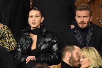 David Beckham y Bella Hadid en el palco del estadio del Parque de los Príncipes durante el partido de octavos de final de la Champions League 2017/2018 entre el PSG y el Real Madrid.