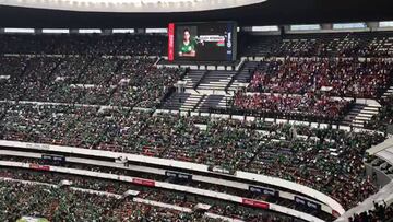 La afición mexicana, entregada al máximo con Vela y Chicharito