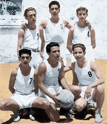 Pedro Ferrándiz (fila de abajo, en el centro) empezó jugando al fútbol y no conocía el baloncesto. 
