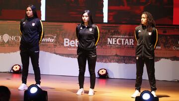 Independiente Santa Fe reveló la nueva camiseta de los planteles femenino y masculino para la temporada 2023. Alfonso Cañón lideró la presentación.