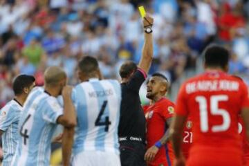 En un debut para el olvido, la Roja cayó ante la Albiceleste jugando muy mal. Para peor, Eugenio Mena se lesionó y quedó fuera del torneo.