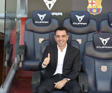 Xavi Hernández era ‘el deseado’ por la grada del Camp Nou. Tras la marcha de Messi y un inicio liguero flojo, Laporta decidió hacer un cambio en el banquillo azulgrana. Koeman se fue tras la derrota del 26 de octubre ante el Rayo Vallecano. Xavi hizo su debut el 20 de noviembre ante el Espanyol.