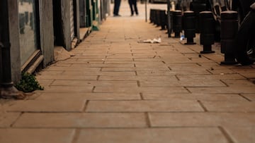 La acera de una calle cubierta de polvo sahariano.