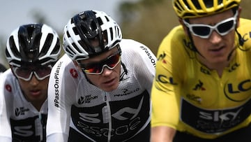 (FILES) In this file photo taken on July 21, 2018 (From R) Great Britain's Geraint Thomas, wearing the overall leader's yellow jersey, and his Great Britain's Team Sky cycling team teammates, Great Britain's Christopher Froome amd Colo